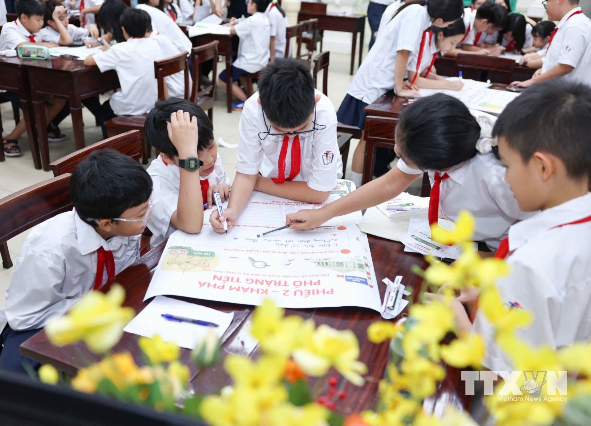 Học sinh chia sẻ cảm nhận về văn hóa ẩm thực phố thị, kinh nghiệm phỏng vấn khách quốc tế và những suy nghĩ liên quan đến vấn đề bảo vệ môi trường. (Ảnh: Thanh Tùng/TTXVN)
